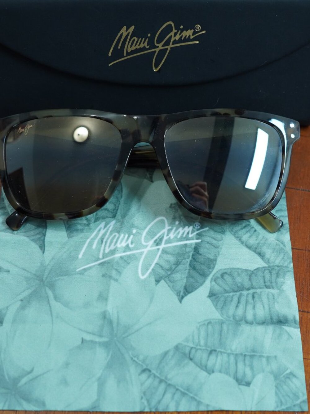 Maui Jim Polarized Sunglasses Bundle – Hard Case, Cloth & Travel Bag